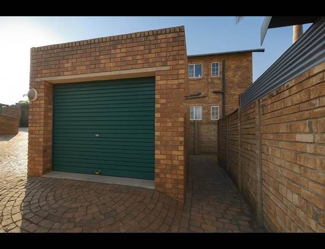 2 BEDROOM TOWNHOUSE FOR SALE IN HIGHVELD